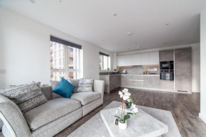 Luxury 2 Bedroom Penthouse in Barking - Views, 15 Minutes From City Airport And Excel